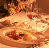 Romantisch gedeckter Tisch mit Wein und Kerzen