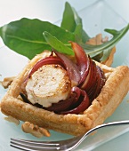 Goat's cheese in puff pastry on balsamic onions