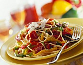 Spaghetti mit Parmaschinken, Paprika und Parmesan
