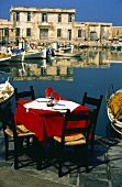 Gedeckter Tisch im Freien in Restaurant am Hafen