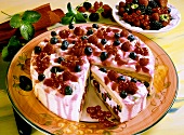 Sponge cheesecake with fresh berries