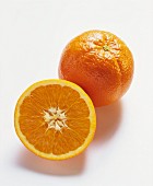 Ganze und halbe Mandarine der Sorte: Satsuma