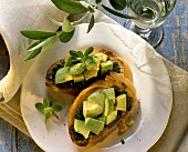 Crostini mit Kräutern und Avocado