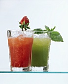 Zwei fruchtig-kühle Drinks ohne Alkohol