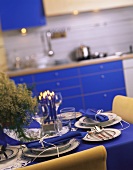 In blauen Farben dekorierter Tisch in der Küche