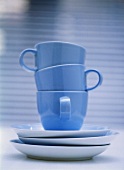 Drei hellblaue Kaffeetassen ineinander gestapelt