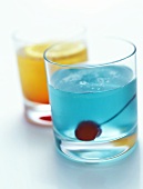Zwei Cocktails: Blue hour und What's new (alkoholfreies)