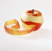 Einen Braeburn Apfel spiralförmig schälen