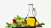 Gemischter Salat und eine Karaffe Olivenöl