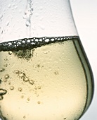 A glass of white wine (close-up)