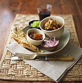 Rindercurry mit Zwiebeln, Chutney, Salat und Brot