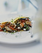 Gemüse-Jakobsmuschel-Salat mit Schafskäse in Nudelblättern