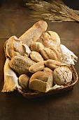 Brotkorb mit verschiedenen Brotsorten