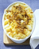 Macaroni cheese with onions