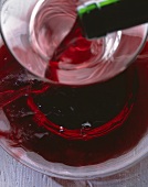 Rotwein in Dekantierkaraffe umfüllen