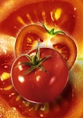 Künstlerisch gestaltetes Tomatenstilleben