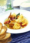 Fischsuppe mit Meeresfrüchten und Gemüse, dazu Aioli