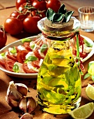 Basilikum-Limetten-Öl, dahinter Tomaten mit Mozzarella