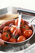 Tomaten unter fliessendem Wasser waschen