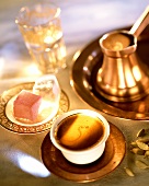 Türkischer Kaffee, Glas Wasser und Geleewürfel