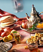 Marokkanisches Buffet mit Kleingebäck, Früchten und Tee