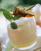 Batido de pina (cocktail with pineapple)