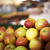 Mehrere Äpfel an Obststand