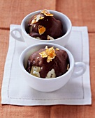 Vanilla ice cream with chocolate glaze & praline, in cups