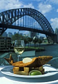 Fish & Chips, im Hintergrund die Brücke von Sydney
