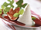 Yoghurt mousse with marinated figs