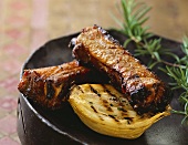 Barbecued rips with rosemary and onion