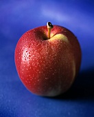 Roter Apfel mit Wassertropfen