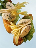 Toasted baguette with blue cheese and salad