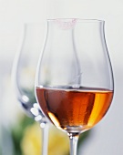 Roseweinglas mit Lippenstift am Glasrand