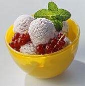 Redcurrant yoghurt ice cream with mint leaves