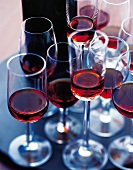 Rotwein in mehreren Gläsern