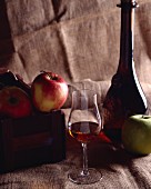 Stillleben mit Calvados und Äpfeln