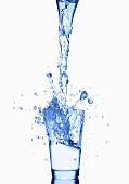 Wasser aus Flasche ins Glas gießen