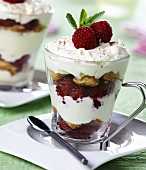 Schichtbecher mit Himbeeren, Biscotti und Sahne