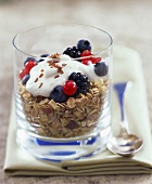 Fibre-rich muesli with berries, yoghurt and linseed