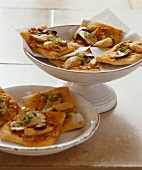 Mini-pizzas with chicken breast and ceps 