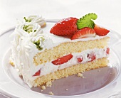 Ein Stück weiße Erdbeer-Trüffel-Torte