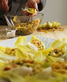 Chicoreeschiffchen mit Reissalat gefüllt