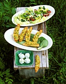 Kräuterbällchen, Kräutercrostini und Salat mit Kräutern