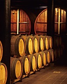 Chardonnay lagert in Eichenfässern, Taittinger, Champagne