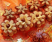 Blütenförmige Nussplätzchen mit Nougatfüllung