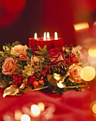 Advent arrangement: roses, gold threads and burning candles
