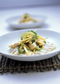 Hähnchenstreifen mit Zitronen-Bambussprossen-Sauce auf Reis