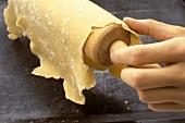 Marzipan o. Teig mit Hilfe eines Nudelholzes aufs Blech heben