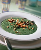 Spinach soup with roasted nuts
